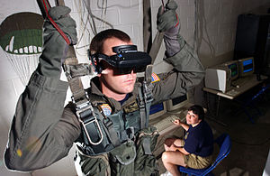 Personal de la armada de los Estados Unidos usando un sistema de realidad virtual para entrenar el paracaidismo